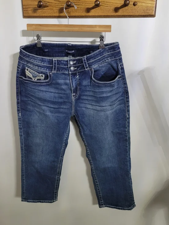 Women's Vigoss Capri Jeans Heritage Fit, Size 16 w/ a 21" inseam - Picture 2 of 6